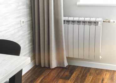 Un radiateur sur le mur d'un bureau