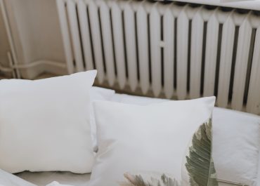 Un radiateur dans une chambre fonctionnant grâce à une chaudière fioul