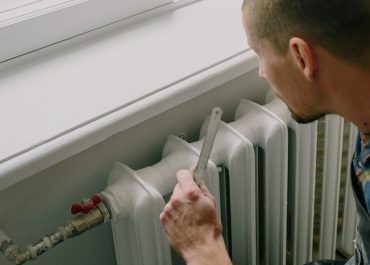 Un technicien Logista Hometech installe un radiateur