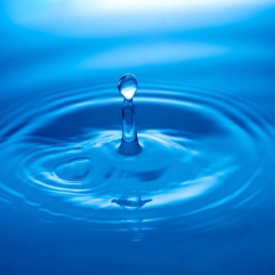 Une goutte d'eau tombe dans l'eau