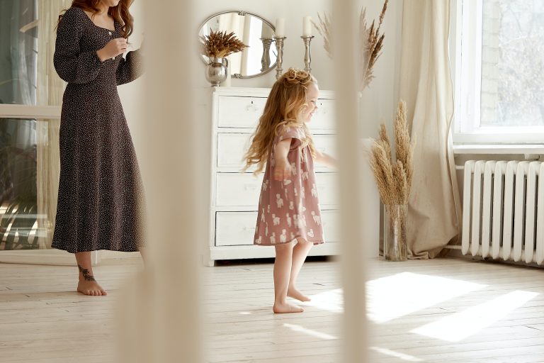 Famille heureuse à côté d'un radiateur