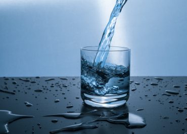 Une eau adoucis versée dans un verre