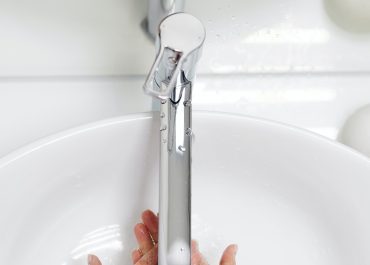 Une personne se lave les mains aux lavabo