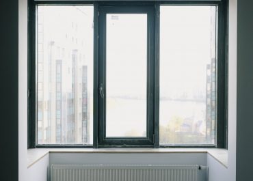 Radiateur plinthe en dessous d'une fenêtre dans une maison