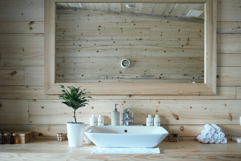 Lavabo dans une salle de bain avec des murs en bois