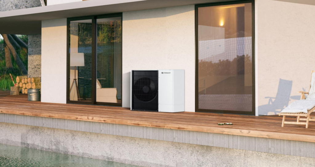 Une pompe à chaleur monobloc de la marque Frisquet sur une terrasse