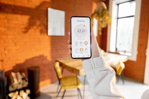 Une personne configure son thermostat connecté via son smartphone