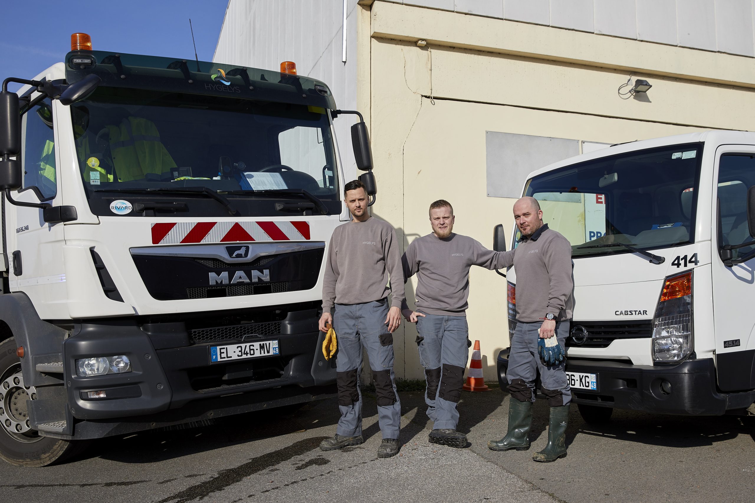 Trois techniciens Hygelys devant leur camion