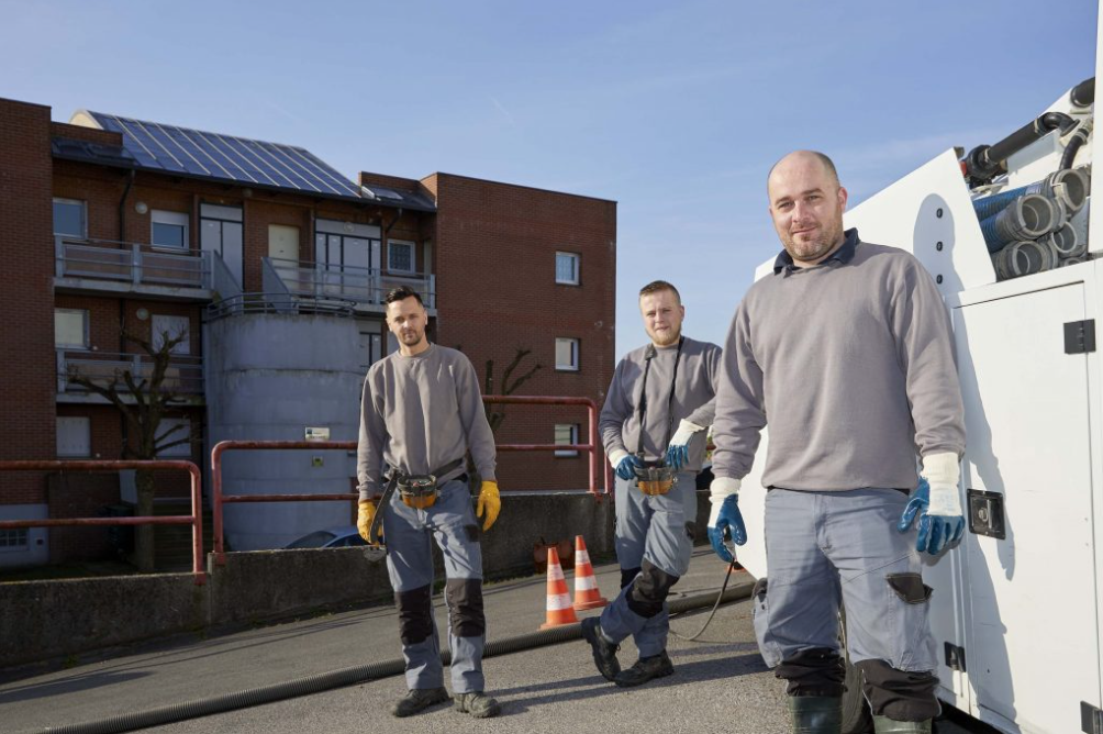 3 techniciens Hygelys devant leur camion
