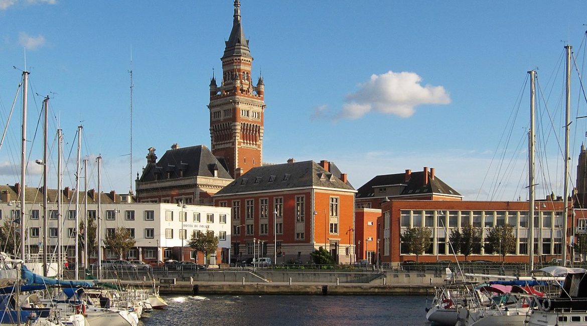Hôtel de ville de Dunkerque vu du port