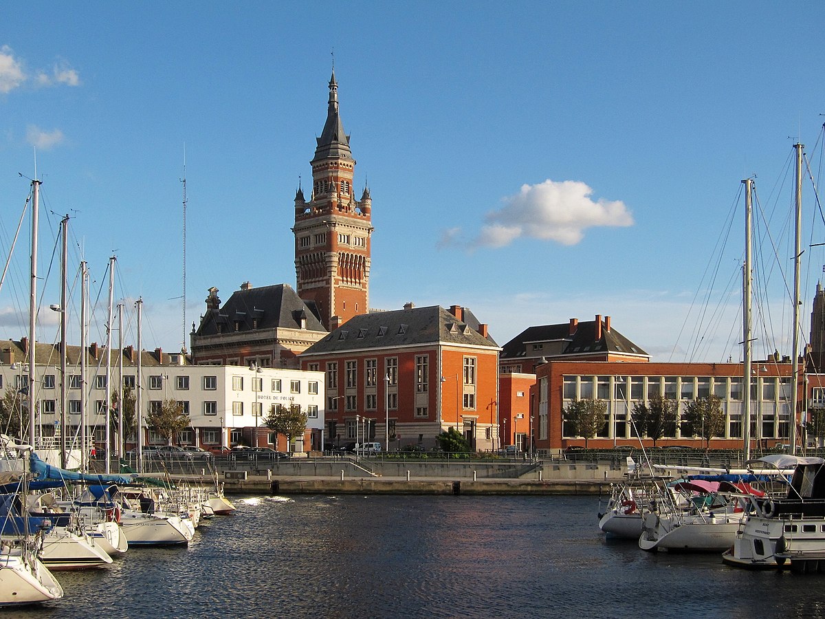Hôtel de ville de Dunkerque vu du port