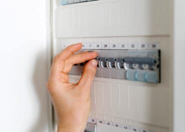 Disjoncteur qui saute : pourquoi et que faire ?